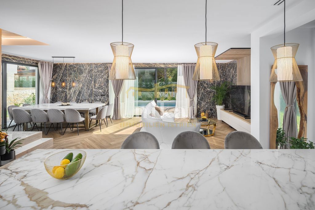 Nova moderna vila samo 400 metrov od morja